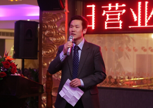 中国侨网法国华人律师协会会长孙涛介绍活动取得的成果。(法国《欧洲时报》/孔帆 摄)