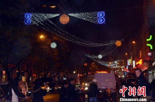中国侨网图为美丽城主要街道上亮起了金、银、蓝为主要色调的灯饰,迎接圣诞节和新年。 龙剑武 摄