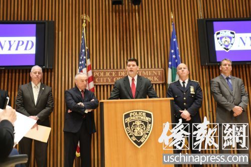 中国侨网曼哈顿探员警司奥布里正在介绍该案进展。(美国《侨报》/苏夏竹 摄)
