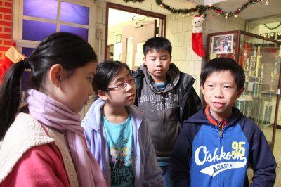 中国侨网一群受新法裨益、未来不需要以缺席上课过春节的该校四、五年级学生童言童语地说，“我们认为这条法律是个好主意”。（美国《世界日报》/许雅钧 摄）