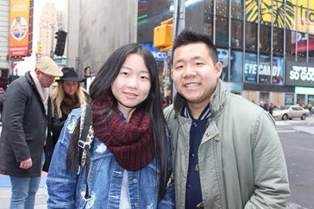 中国侨网加州来纽约旅游的胡同学和女友。（美国《侨报》/苏夏竹 摄）