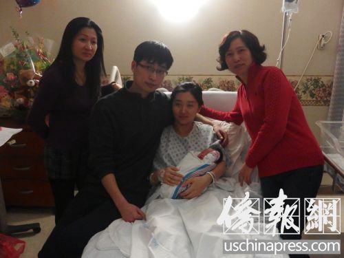 中国侨网王政(左二起)、高婷迎来新年宝宝,在1月1日凌晨诞下5磅多重的女婴王??研。(美国《侨报》/林宜莹 摄)
