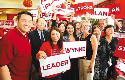 中国侨网董晗鹏13岁随父母从上海移民到加拿大。他在2014年6月的安省省选中获胜,成为第一位具有大陆背景的省议员。图为董晗鹏(左一)获选胜利后与支持者合影,左二为第一位华裔省议员黄景培。