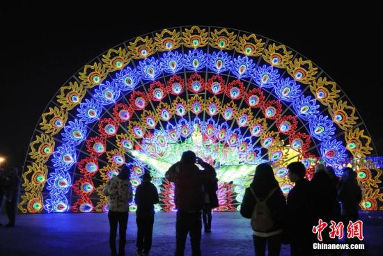 中国侨网当地时间1月1日,美国加州首府沙加缅度博览中心举行“天下华灯”嘉年华。由美国国际文化交流集团主办、来自四川自贡的中国传统民间艺术-彩灯展已是第四年进入美国,民众可以在圣诞节和新年期间欣赏彩灯装饰的世界风情。中新社发 刘丹 摄