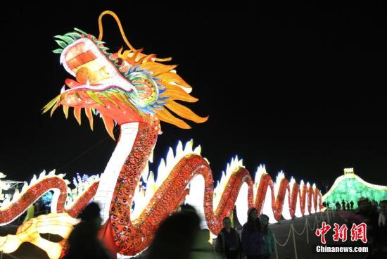 中国侨网当地时间1月1日，美国加州首府沙加缅度博览中心举行“天下华灯”嘉年华。由美国国际文化交流集团主办、来自四川自贡的中国传统民间艺术-彩灯展已是第四年进入美国，民众可以在圣诞节和新年期间欣赏彩灯装饰的世界风情。中新社发 刘丹 摄