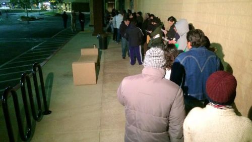 中国侨网1月2日天还没亮,一群无证移民就在洛杉矶车管所(DMV)办公楼外排起了长龙。(美国《侨报》/高睿 摄)