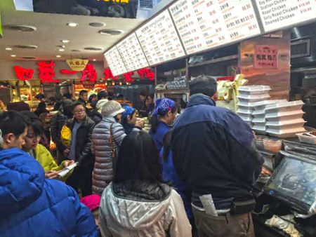 中国侨网纽约法拉盛餐馆里华裔食客将餐馆围得水泄不通。(美国《侨报》/邹斌 摄)