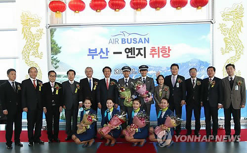 中国侨网韩国廉价航空公司釜山航空7日上午8时在金海国际机场举行釜山至延吉航线首航仪式,由此该航线正式开通。(韩联社)