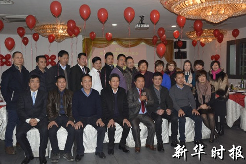 中国侨网文成会会长团成员向祖国人民拜年。(意大利《新华时报》)