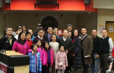 中国侨网新州西温莎-平原市学区委员张迎潮与前来支持的部分华裔民众合影。（美国《世界日报》）