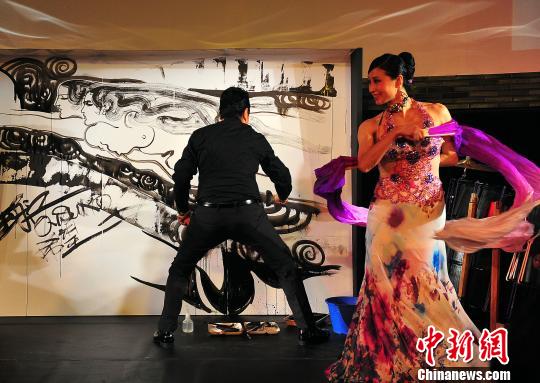 中国侨网旅日艺术家表演融和传统舞蹈、书画、器乐等于一体的独特节目。　王健　摄