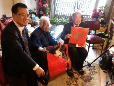 中国侨网中国驻芝加哥总领事赵卫平(左)16日向林钧堂（右）及其家人拜早年。(美国《世界日报》/高洁 摄)