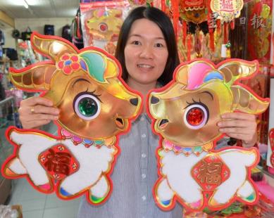 中国侨网小小羊儿向大家贺岁。（马来西亚《星洲日报》）