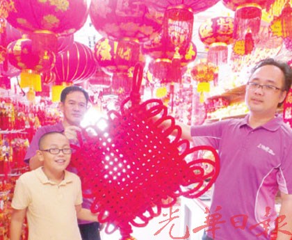 中国侨网22结的大型中国结,比一个小朋友还大,多是大企业买来点缀公司内部。(马来西亚《光华日报》)