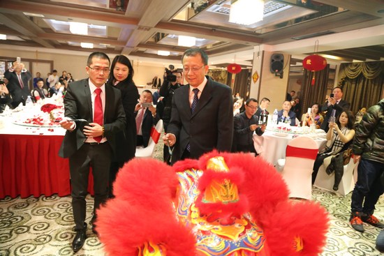 中国侨网张常豹会长、李平公参共同为醒狮点睛。(法国《欧洲时报》)