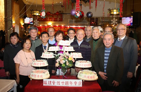 中国侨网会长团成员为会馆20岁生日切蛋糕。（法国《欧洲时报》/黄冠杰 摄）