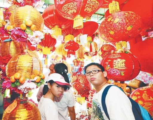 中国侨网孩子们在红彤彤的灯笼下格外喜庆。(马来西亚《东方日报》)