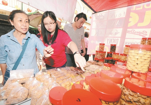 中国侨网传统年饼选择多,可货比三家。(马来西亚《东方日报》)