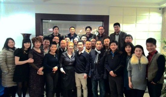 中国侨网出席意大利华人华侨慈善基金总会2014年年会的会长团主要成员合影(意大利欧联通讯社)