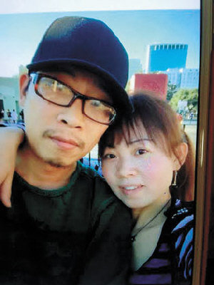 中国侨网冯芳（右）与伍达聪相恋多年才结婚，冯芳一年多前等到绿卡来美与夫团聚。（美国《世界日报》/冯芳提供）