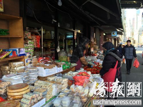中国侨网街边商贩担心雨雪生意受影响。（美国《侨报》/苏夏竹 摄）