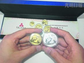 中国侨网2015年版熊猫纪念币，分为金币及银币，图像栩栩如生，送礼收藏两相宜。（马来西亚《光明日报》）
