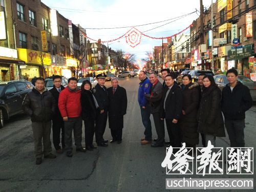 中国侨网纽约州众议员白彼得宣布布鲁克林八大道迎农历新年街灯点亮活动正式开始。(美国《侨报》/宋?D 摄)