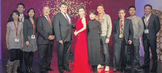 中国侨网李冰冰蜡像首次亮相伦敦，伦敦副市长（左三）亲自揭幕。（法国《欧洲时报》/王婷舒 摄）