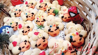 中国侨网《羊贵妃喜庆新年》浓妆登场。