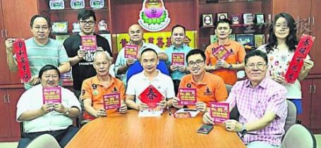 中国侨网乌冷惠州会馆团拜筹委会欢迎会员踊跃参与团拜活动。坐者左起为张志全、曾添财、曾庆山、万秋浩及何运贵。(马来西亚《星洲日报》)