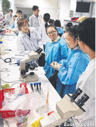 中国侨网“华助会—国大数理三启计划”推行五年来,已让大约500名来自低收入家庭的学生从中受惠。(新加坡《联合早报》/华助会提供)