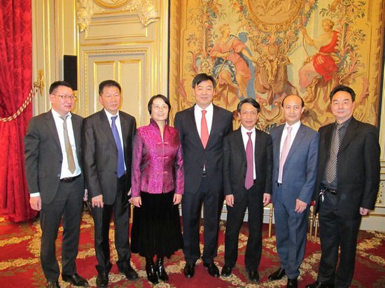 中国侨网出席招待会的翟隽大使伉俪与部分华人侨领合影。(法国《欧洲时报》)