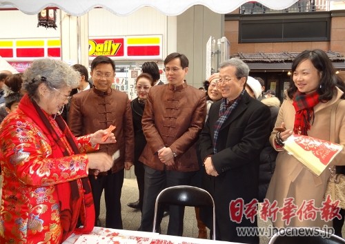 中国侨网程永华大使问候来自国内的剪纸艺术大师,与新澙民众互动。(张桐 摄)
