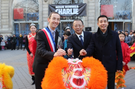 中国侨网李平公参(中)、沃格兰区长(左)、黄小中会长为舞狮点睛。(《欧洲时报》孔帆/摄)