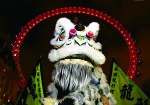 中国侨网1月30日,舞狮队在闪烁红色灯光的英国“伦敦眼”前表演。当晚,英国伦敦泰晤士河畔的“伦敦眼”亮起彩灯,庆祝中国春节的到来。