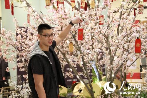 中国侨网湖人队华裔球星林书豪将祝福挂在许愿树上。廖政军摄