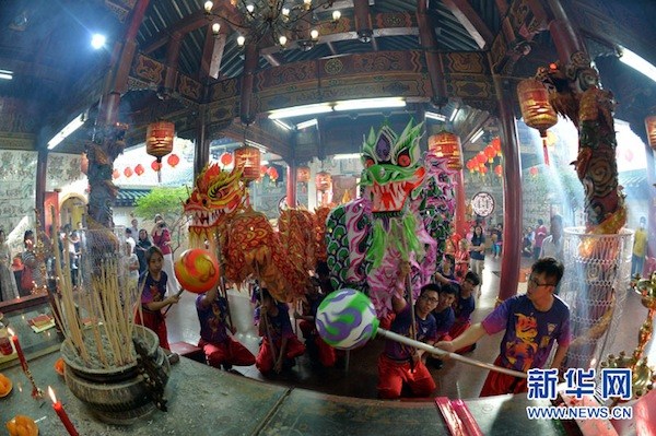 中国侨网文莱华人舞狮舞龙欢度春节。杰弗里·黄 摄