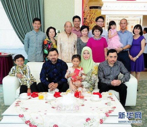 中国侨网文莱比拉王储伉俪 （中）和玛立王子（右）到华人朋友家拜年。杰弗里·黄 摄