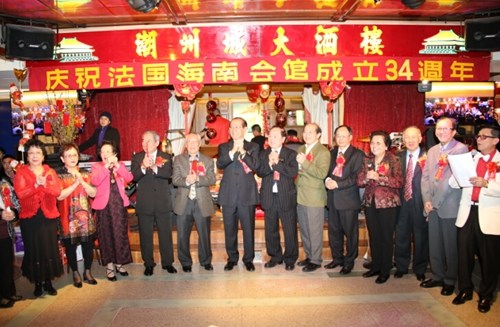 中国侨网会长团为大家拜年。(法国《欧洲时报》/黄冠杰 摄)