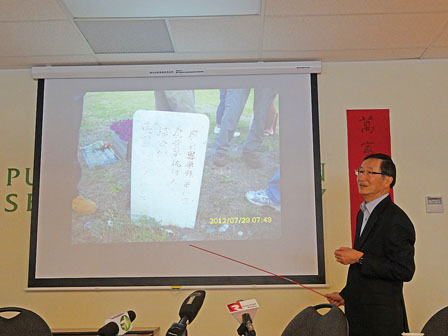 中国侨网朱伟光称现场附近的西人坟场内仍存在中文墓碑。（加拿大《明报》/冯伃新 摄）