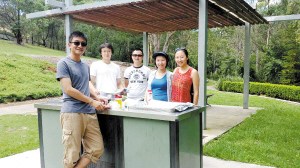 中国侨网甘楠(左二)在澳洲与云南同乡聚会。 供图