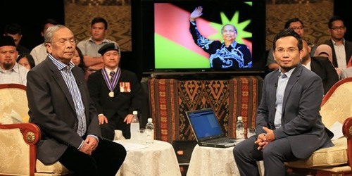 中国侨网砂首长阿迪南在华社中开始获得越来越多的支持,因为砂首长在许多事情都非常坚定及果断。(马来西亚《诗华日报》)
