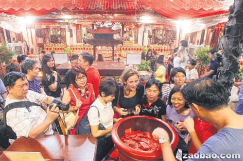 中国侨网福建会馆邀请非华族、旅居新加坡的外国人和游客走入天福宫，了解大年初九福建人祭拜天公的仪式。（新加坡《联合早报》/周柏荣 摄）