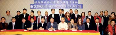 中国侨网大纽约地区华裔民众聚集布鲁克林声援梁彼得。(美国《星岛日报》)