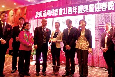 中国侨网刘文健母亲(右一)、父亲(右二)感谢小区关爱,场面感人。(美国《星岛日报》)