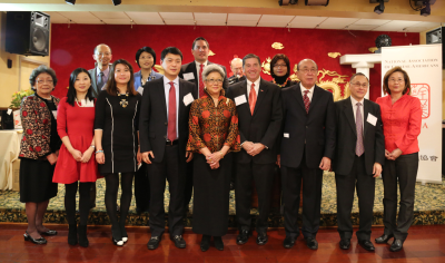 中国侨网全美华人协会新任全体理事会理事向大家拜年。(美国《世界日报》/张蕙燕 摄)