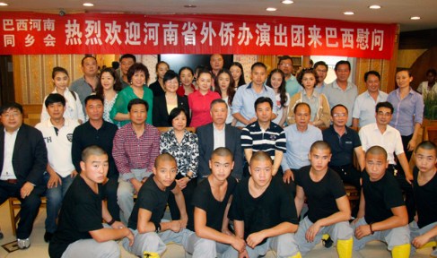 中国侨网河南同乡总会理监事与艺术团合影。（巴西南美侨报网）