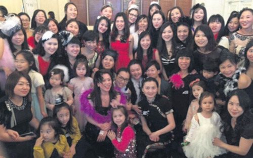 中国侨网在万能群的“羽毛主题派对”上，妈妈群友们带着孩子盛装出席。（法国《欧洲时报》英国版）