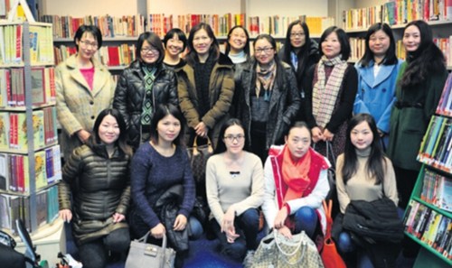 中国侨网读书会活动参与者集体照。(法国《欧洲时报》英国版)