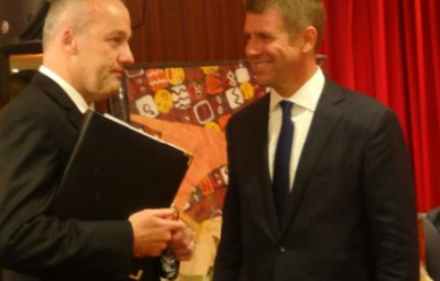 中国侨网贝尔德(Mike Baird)与反对党新州工党领袖陆富利。(澳洲新快网 供图)